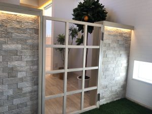 もうすぐ12月✨新店舗ではクリスマスツリー🎄をどこに立てようかお悩み中(;^_^A　年末に向けてトリミングとドッグホテルは大変混み合います。お客様のご希望に沿った予約が難しくなってきます💦ご予約はお早目をオススメいたします(^^♪📞018-838-0151